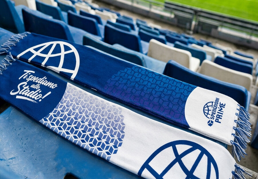 La sciarpa Ti Spediamo allo Stadio distesa sui seggiolini dello stadio