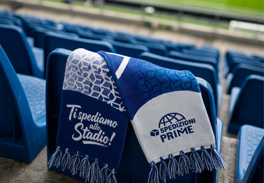 La sciarpa Ti Spediamo allo Stadio appesa a un seggiolino